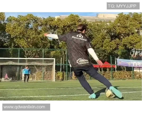 弯手转场足球明星精彩瞬间集锦让你领略球场魅力与技巧