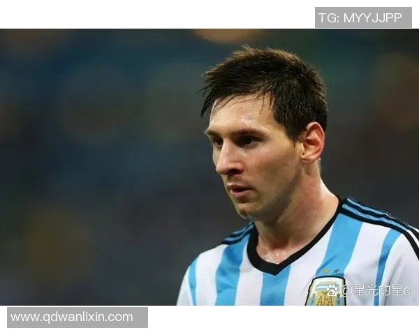 足球明星帅气瞬间定格图集展现球场魅力与风采的视觉盛宴 足球明星帅气瞬间定格图集展现球场魅力与风采的视觉盛宴