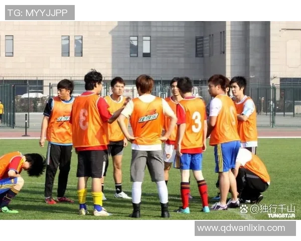 足球明星齐聚一堂合照展现团结与友谊的精彩瞬间